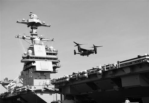 2017年7月22日,在美国弗吉尼亚州诺福克海军基地,一架海军陆战队MV-22B鱼鹰旋翼机降落在“杰拉尔德·R·福特”号航母上。新华社发